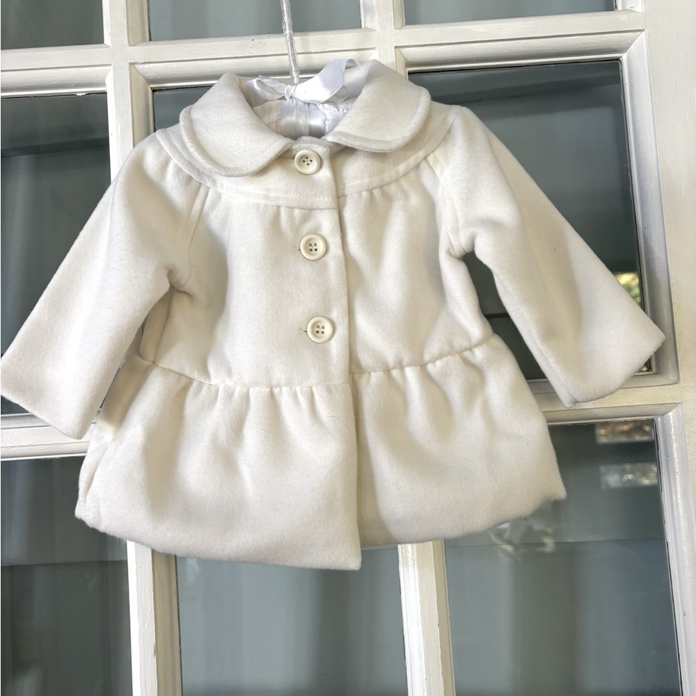 Snowy, soft, warm baby coat from Childrensalon. Size 3m.
